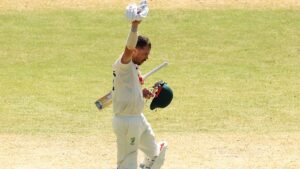 Australija vs Anglija 3 testas; 3 dienos akcentai, rezultatai ir naujausi atnaujinimai; Travis Head pabučiuoja velėną dar vieną Ashes toną po to, kai buvo nukritęs ant 99; Benas Stokesas paslaptingai palieka lauką prieš grįždamas